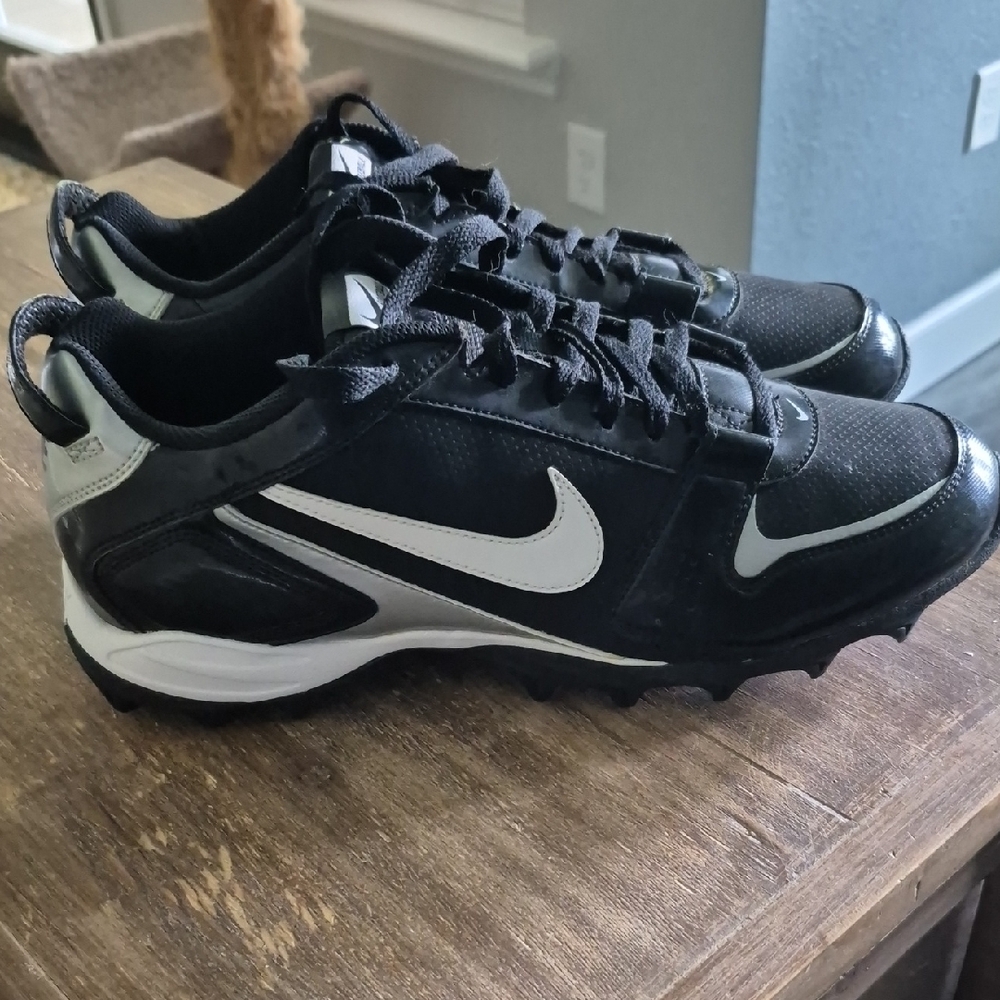 Nike Men's Black and White Athletic Cleats